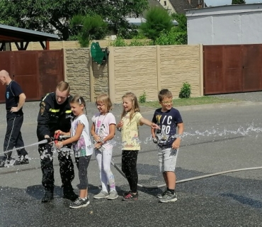 DRUHÁCI V CUKRÁRNĚ
