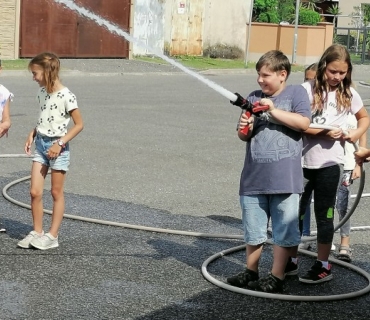 DRUHÁCI V CUKRÁRNĚ