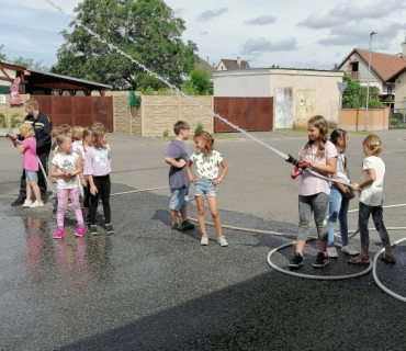 DRUHÁCI V CUKRÁRNĚ