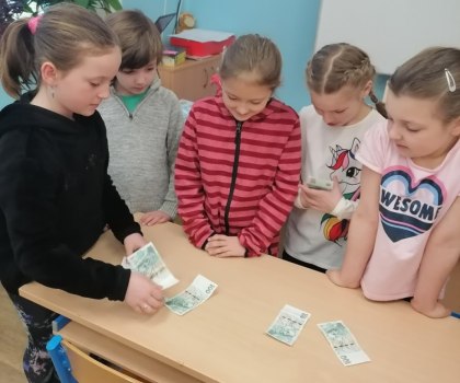 TŘEŤÁCI JIŽ POČÍTAJÍ DO TISÍCE