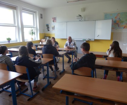 HOST V HODINÁCH AJ