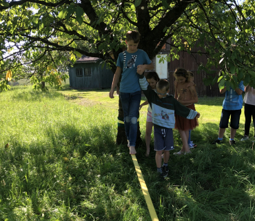 TŘEŤÁCI NA SLACKLINĚ