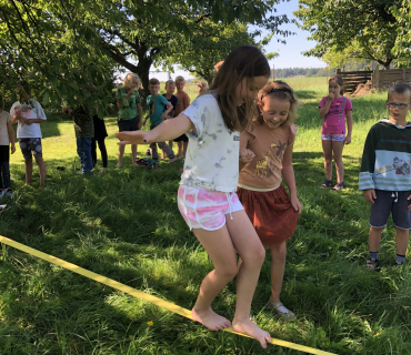 TŘEŤÁCI NA SLACKLINĚ