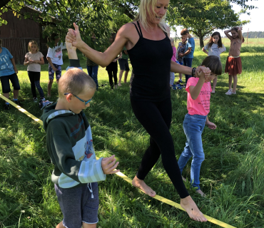 TŘEŤÁCI NA SLACKLINĚ