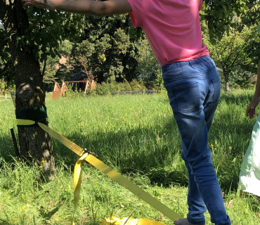 TŘEŤÁCI NA SLACKLINĚ
