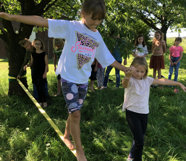 TŘEŤÁCI NA SLACKLINĚ