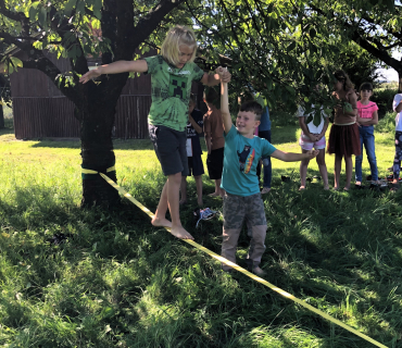 TŘEŤÁCI NA SLACKLINĚ