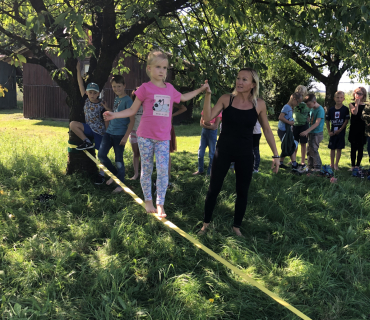 TŘEŤÁCI NA SLACKLINĚ