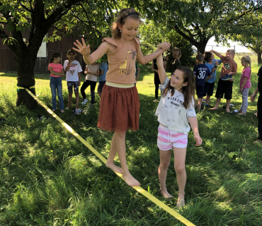 TŘEŤÁCI NA SLACKLINĚ