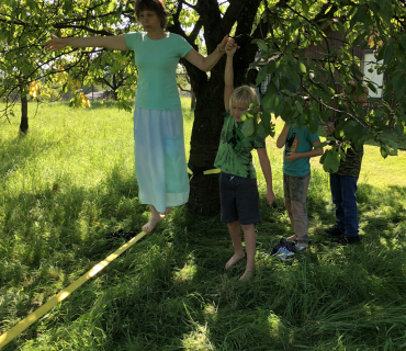 TŘEŤÁCI NA SLACKLINĚ