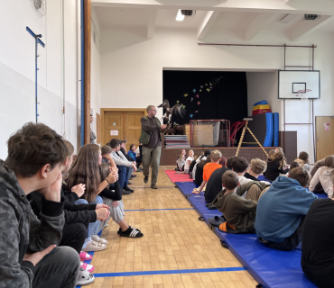 DRAVCI V TĚLOCVIČNĚ