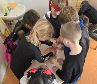 STRAŠIDELNÁ PÁRTY V DRUŽINĚ 1. TŘÍDY