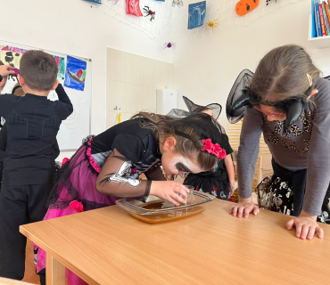 STRAŠIDELNÁ PÁRTY V DRUŽINĚ 1. TŘÍDY