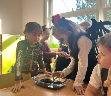 STRAŠIDELNÁ PÁRTY V DRUŽINĚ 1. TŘÍDY