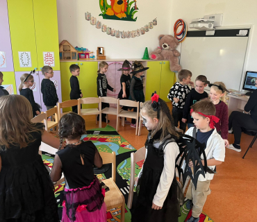 STRAŠIDELNÁ PÁRTY V DRUŽINĚ 1. TŘÍDY