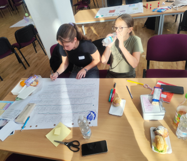 PARLAMENT VE DVOŘE KRÁLOVÉ